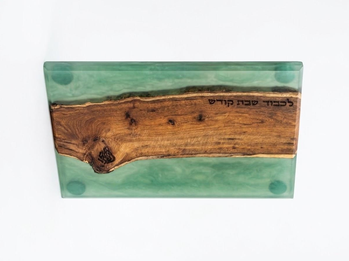 קרש בוצ׳ר עם עץ בעל שוליים טבעיים ואפוקסי ירוק ג׳ייד, עם חריטה בעברית
