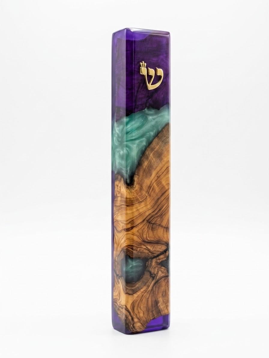 בית מזוזה באפוקסי סגול ואמרלד עם עץ זית ואות שדי מוזהבת